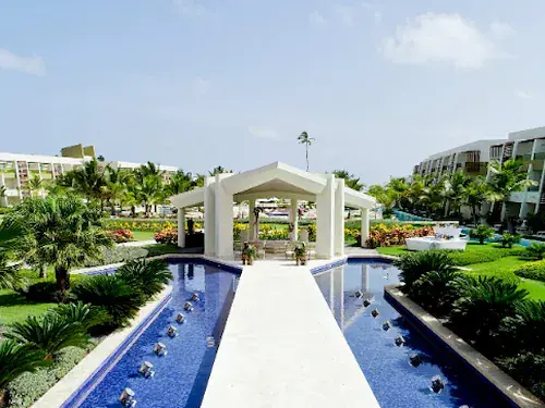 dreams-onyx-fountain-gazebo-wedding-venue